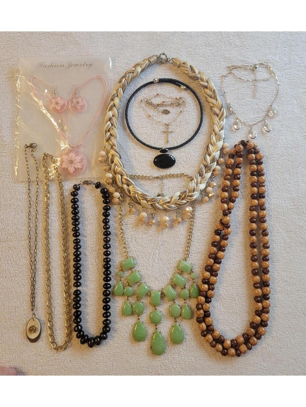 Lot of Fashion Costume Necklaces (lot 32)